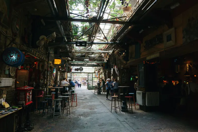 Ruin Bar in Budapest mit Streetfood Ständen