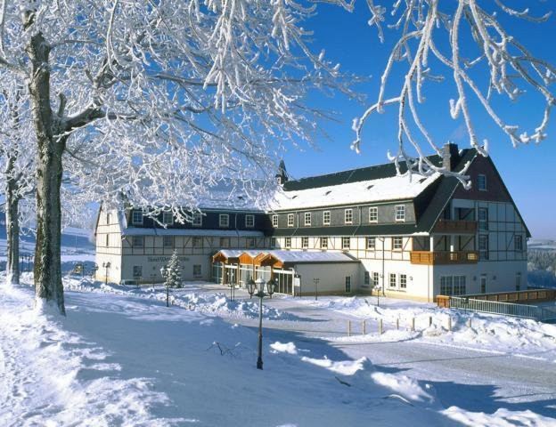 6 Tage Silvesterurlaub 2024/2025 inkl. Silvesterparty im Panorama Berghotel Wettiner Höhe