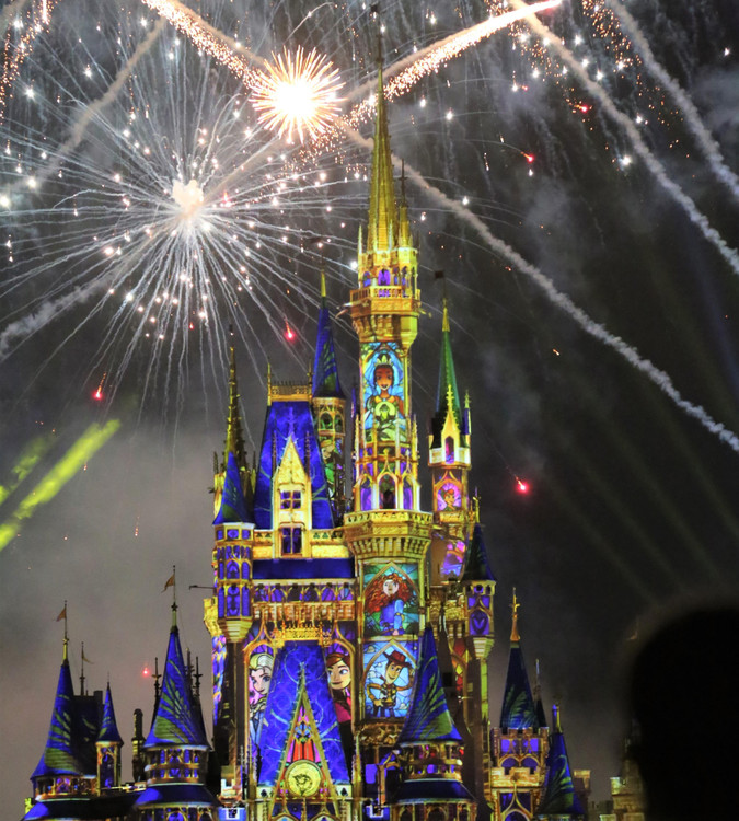 Flyer der Silvesterveranstaltung: Silvester 2023/24 im Disneyland Paris feiern