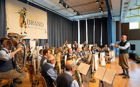 Flyer der Silvesterveranstaltung: Neujahrsmatinee in Butzbach – Benefizkonzert mit blechBRAND Blasmusik hochprozentig