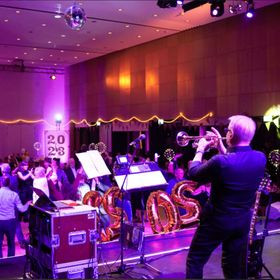Silvesterveranstaltung: Silvester im 90er-Style: Die große Party 2024 im Kurhaus Bad Bevensen
