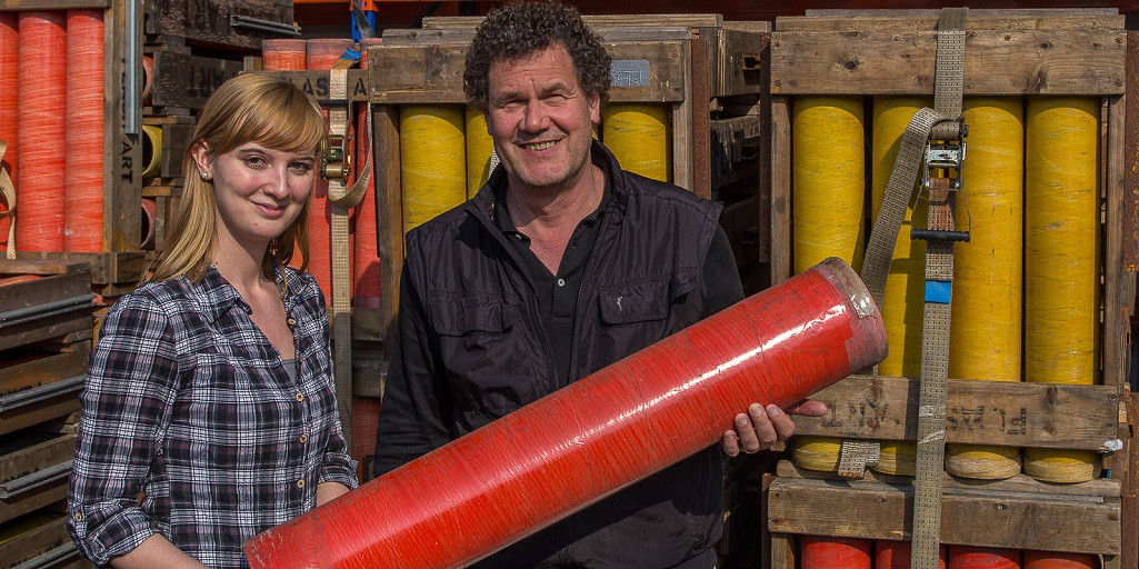 Britta Zachau und Sebastian Scholtysek von www.silvester.in gewährt Markus Katterle einen Einblick in seine Schatzkammer: Hochmoderne Zündsysteme, Maschinen, die Konfetti pusten können und hunderte Meter Kabel reihen sich da in hallenhohen Regalen. Im Gespräch erzählt er, wie er zu Silvester steht, was man beim Umgang mit Feuerwerk beachten sollte und was er von Vorwürfen des “Geldverpulverns” und “Umweltverschmutzens” hält. Seine Begeisterung für die Feuerwerkskunst ist greifbar, während er spricht.