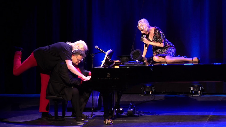 Flyer der Silvesterveranstaltung: Silvester 2025 in Bensheim | „Blond – frisch getönt!“ im Parktheater