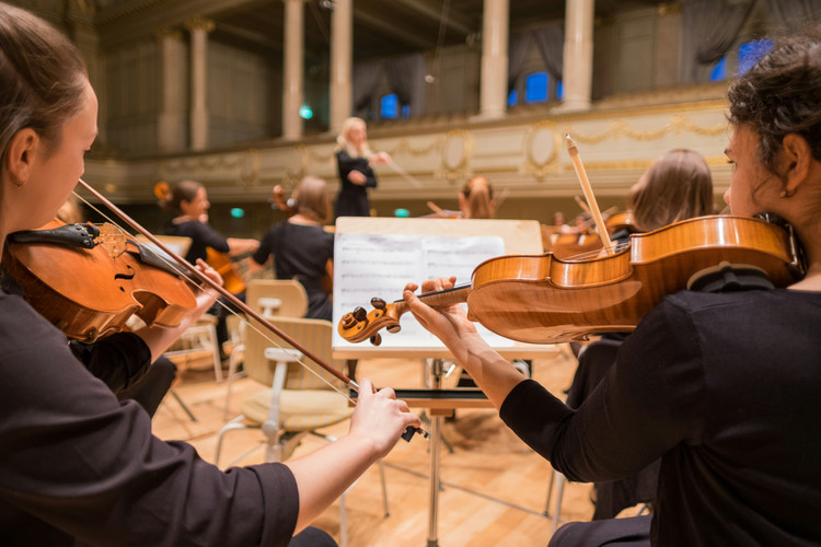 Flyer der Silvesterveranstaltung: Silvesterkonzert Erfurt 2025 – Brass Band BlechKLANG im Kaisersaal