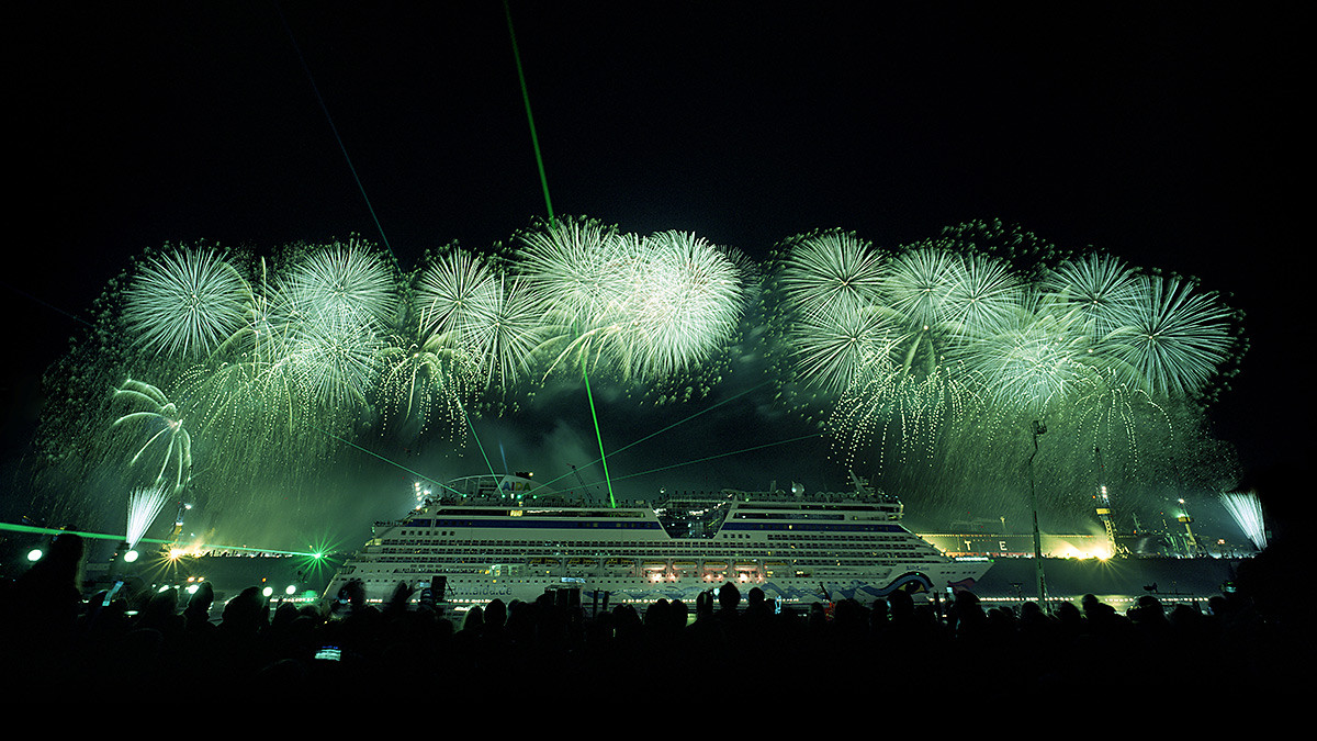 AIDA Taufe 2010 Feuerwerk in Hamburg © Foto: PYROPHOTOS.com - Christoph Maier