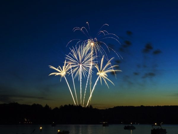 Flyer der Silvesterveranstaltung: 5 Tage Silvesterurlaub am Lübbesee im AHORN Seehotel 