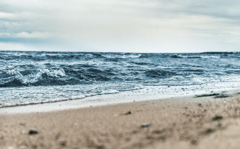 Auflaufenden Wellen am Ostseestrand