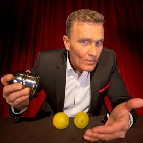 Silvester-Zaubershow in Bremen – David Lavé mit „Pik Dame oder Herz König“