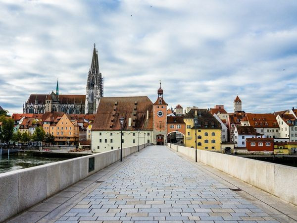 Silvesterveranstaltung: Silvester in Regensburg 2025/2026: Entspannter Jahreswechsel mit Buffet & Puppentheater im Hotel INCLUDiO