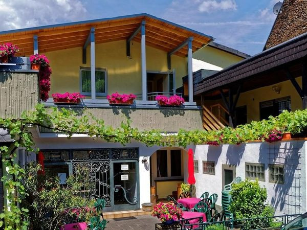 Flyer der Silvesterveranstaltung: Silvester 2025 an der Mosel – Feiern, Genießen & Tanzen im Moselstern Hotel Zum Guten Onkel