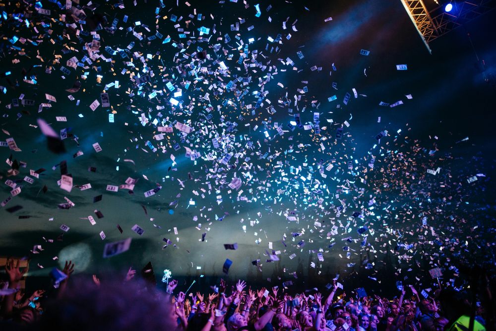 Flyer der Silvesterveranstaltung: 18. Hellweg Radio Weihnachtsparty 2025 in Soest – Mit Deluxe the Radioband & DJ Bolle