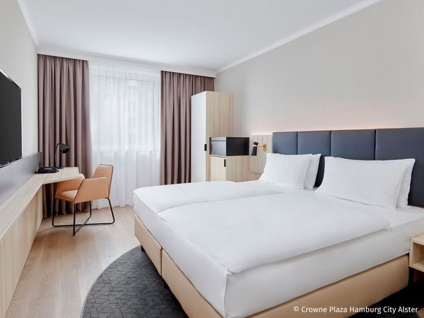 Große Silvesterfeier 2023 auf der MS HANSE STAR und Aufenthalt im Crowne Plaza Hamburg – City Alster