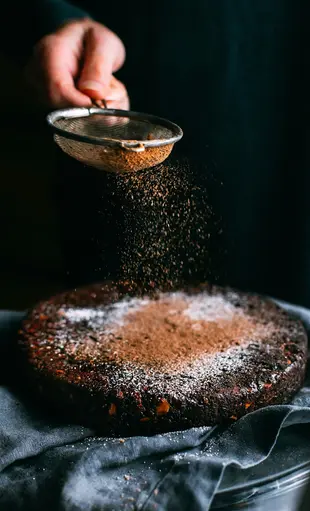 Traditionelles Kaffeehaus in Budapest mit Dessertauswahl