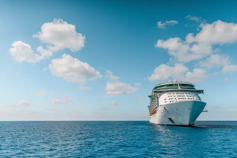 Ein Kreuzfahrtschiff im Mittelmeer bei gutem Wetter