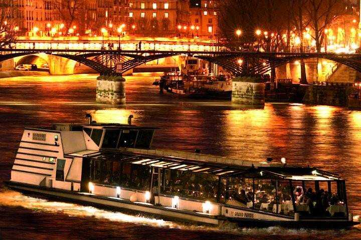 Flyer der Silvesterveranstaltung: Silvesterkreuzfahrt auf der Seine in Paris mit Dinner und Party