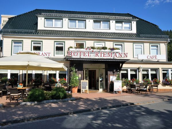 Flyer der Silvesterveranstaltung: Silvesterurlaub im Harz – 6 Tage Erholung & Party im Hotel Riemann in Bad Lauterberg