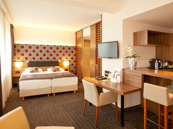 Flyer der Silvesterveranstaltung: Silvester in Osnabrück – Feiern im Alando Palais & entspannen im Best Western Hotel Hohenzollern