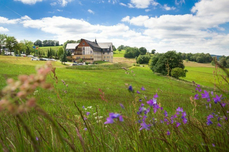 6 Tage Silvesterurlaub 2024/2025 inkl. Silvesterparty im Panorama Berghotel Wettiner Höhe