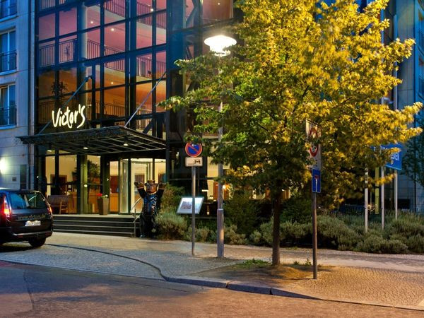 Flyer der Silvesterveranstaltung: Prosit Neujahr! – Silvesterzauber in Berlin im Victor’s Residenz-Hotel Berlin Mitte