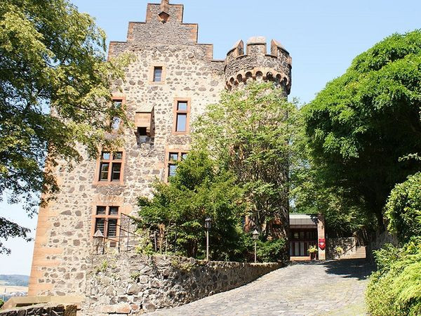 Flyer der Silvesterveranstaltung: Romantik pur im Burghotel Staufenberg – Ein unvergesslicher Aufenthalt in historischer Kulisse